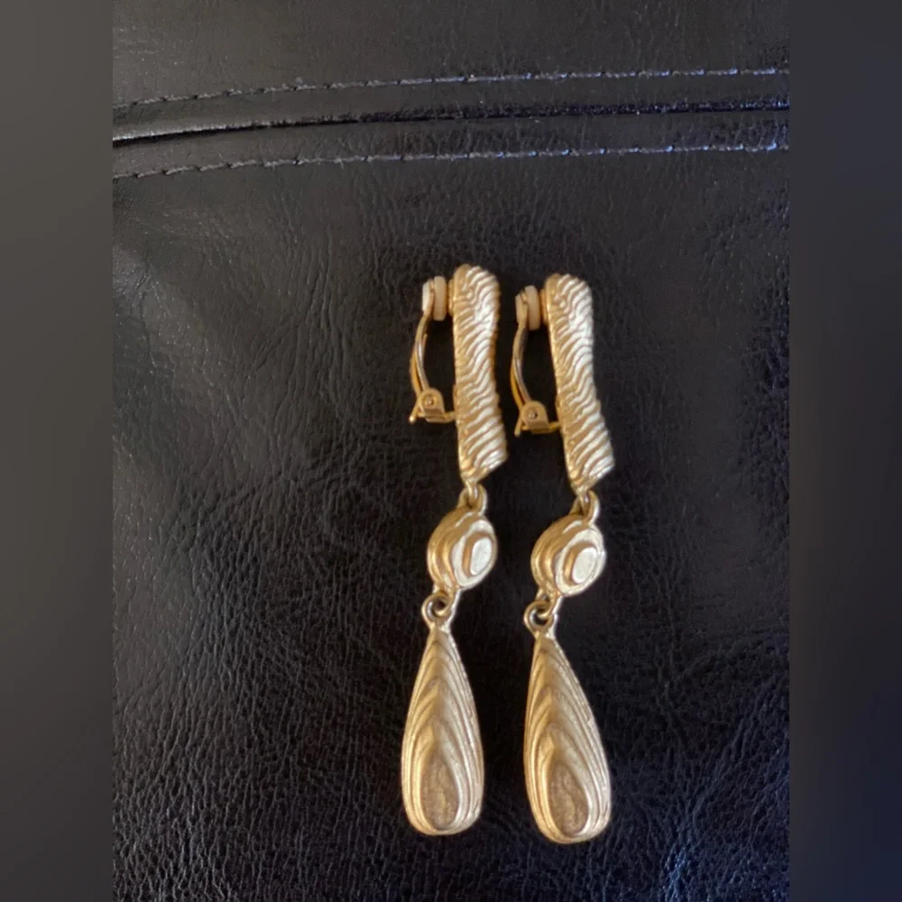 GORGEOUS AUTHENTIC GIVENCHY PARIS LONG HAMMERED EARRINGS - Picture 4 of 12
